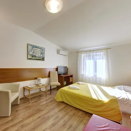 And Liburnija Apartment *