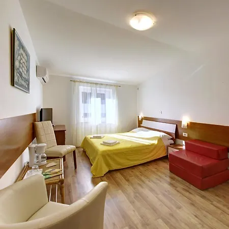 And Liburnija Apartment *